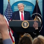 　記者会見で話すトランプ米大統領＝２０日、ワシントンのホワイトハウス（ＡＰ＝共同）