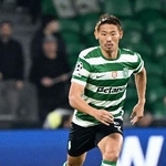 　パリ・サンジェルマン戦の前半、プレーするスポルティングの守田＝リスボン（共同）