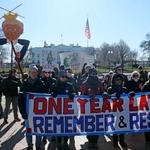 　米ホワイトハウス近くで実施された、トランプ政権に抗議するデモ＝２０日、ワシントン（共同）