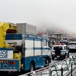 　熊本県・阿蘇山の中岳火口方面に向かう県警の車両＝２１日午前８時１７分、阿蘇市