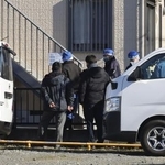 　現場のアパートを調べる捜査員ら＝１日、水戸市