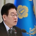 　今年初となる記者会見で発言する韓国の李在明大統領＝２１日、韓国大統領府（聯合＝共同）