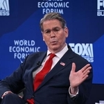 　２０日、スイスで開かれているダボス会議のイベントで発言するベセント米財務長官（アナトリア通信提供・ゲッティ＝共同）