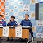 　大雪による予防的な通行止めに関して記者会見する中部地方整備局や名古屋地方気象台などの担当者＝２１日午前、名古屋市