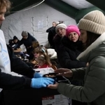 　２０日、キーウで、停電中にテント内で食事を配る男性（ロイター＝共同）