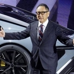 　２０２５年１２月、新型スーパーカー「ＧＲ　ＧＴ」などの発表会に登壇したトヨタ自動車の豊田章男会長＝静岡県裾野市の「ウーブン・シティ」