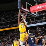 　ナゲッツ戦でゴールへ攻めるレーカーズの八村（２８）＝デンバー（ＮＢＡＥ・ゲッティ＝共同）