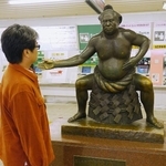 　ＪＲ小岩駅の栃錦像＝東京都江戸川区