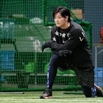 　自主トレでストレッチする広島・床田＝マツダ