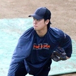 　ブルペンで投球する巨人・山崎＝川崎市のジャイアンツ球場