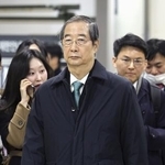 　２０２５年１１月、公判を終えソウル中央地裁を出る韓国の韓悳洙前首相（聯合＝共同）