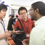 　インドの投資家（右）と意見交換する日本企業関係者＝２０１９年、インド南部ベンガルール