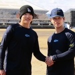 　合同練習を行っているヤクルトの内山（右）と長岡＝宮崎県西都市