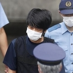 　２０２２年７月、送検のため奈良西署を出る山上徹也容疑者