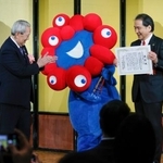 　関西元気文化圏賞の大賞を受賞した大阪・関西万博の公式キャラクター「ミャクミャク」＝２１日午後、大阪市北区