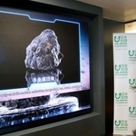 　「暗黒酸素」が存在する可能性を説明する日本財団幹部＝２０日、ロンドン（共同）