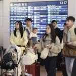 　海外から羽田空港に到着した訪日外国人客ら＝昨年１１月