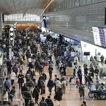 　利用客で混雑する羽田空港の出発ロビー＝昨年１２月