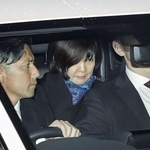 　昨年１２月、安倍晋三元首相銃撃事件の公判に出席し、奈良地裁を出る妻昭恵さん（奥）