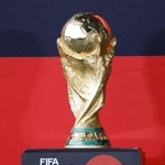 羽田空港で披露されたサッカーＷ杯の優勝トロフィー＝２０２２年