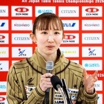 　記者会見で抱負を述べる卓球女子の早田ひな＝２１日、東京体育館