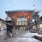 　雪が降るＪＲ金沢駅前＝２１日午後