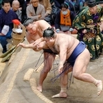 　豊昇龍（奥）がとったりで高安を下す＝両国国技館