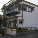 　男性の遺体が見つかった大阪市西淀川区の住宅＝１９日（表札を画像加工しています）