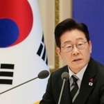 　２１日、記者会見で発言する韓国の李在明大統領＝ソウル（共同）