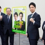 　日本維新の会の記者会見で、衆院選のポスターとともに写真に納まる（左から）斎藤政調会長、中司幹事長、藤田共同代表、高木総務会長＝２１日午後、国会