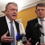 　報道陣の取材に応えるデンマークのラスムセン外相（左）＝２１日、コペンハーゲン（ロイター＝共同）