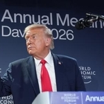 　ダボス会議で演説するトランプ大統領＝２１日、ダボス（ＡＰ＝共同）