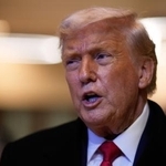 　スイス東部ダボスで報道陣の取材に応えるトランプ大統領＝２１日、ダボス（ＡＰ＝共同）