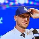 　ドジャースタジアムで入団記者会見に臨んだカイル・タッカー＝２１日、ロサンゼルス（ＡＰ＝共同）