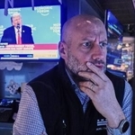 　ニューヨーク証券取引所のトレーダー。テレビ画面に映るのはダボス会議で演説するトランプ大統領＝２１日（ＡＰ＝共同）