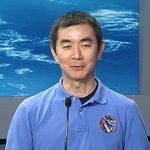 　記者会見する宇宙飛行士の油井亀美也さん＝２１日、米テキサス州のジョンソン宇宙センター（ＮＡＳＡの中継映像から・共同）