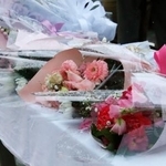 　受験生の死亡事故から１年となり、現場付近の献花台に手向けられた花束＝２２日午前、福島県郡山市