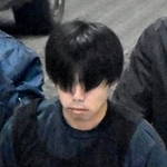 　送検のため、名古屋・中村署を出る鈴木雄大容疑者＝２２日午前８時３４分