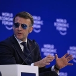 　世界経済フォーラムで演説するフランスのマクロン大統領＝２０日、スイス・ダボス（ゲッティ＝共同）