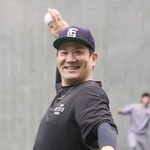 　練習を公開し、笑顔でキャッチボールをする巨人・田中将＝川崎市のジャイアンツ球場