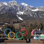 　積雪の少ないコルティナダンペッツォ市内に掲げられた五輪とパラリンピックのモニュメント＝２０２５年１２月