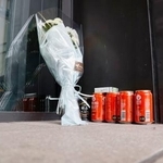 　事件現場付近に供えられた花や飲み物＝２２日午後、ＪＲ長野駅前