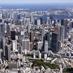 　東京都の湾岸エリアに並ぶ高層ビル群