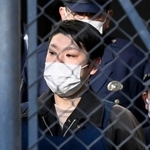 　送検のため水戸署を出る大内拓実容疑者＝２２日午前９時８分