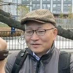 　取材に応じる宗教学者の桜井義秀北海道大特任教授＝２２日午前、大阪市都島区