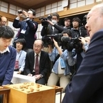 　２０１６年１２月、デビュー戦の藤井聡太四段（左）に破れた現役最年長の加藤一二三・九段＝東京都渋谷区の将棋会館