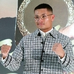 　記者会見でポーズをとるＷＢＡスーパーライト級１位の平岡アンディ＝２２日、東京都内