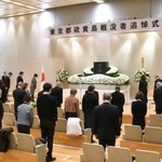 　東京都議会議事堂のホールで開かれた、太平洋戦争で激戦地となった硫黄島の戦没者追悼式＝２２日午後