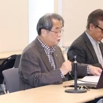 　記者会見する日本障害者協議会の薗部英夫副代表（中央）ら＝２２日午後、国会