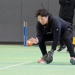 　守備練習するソフトバンク・海野＝福岡県宮若市